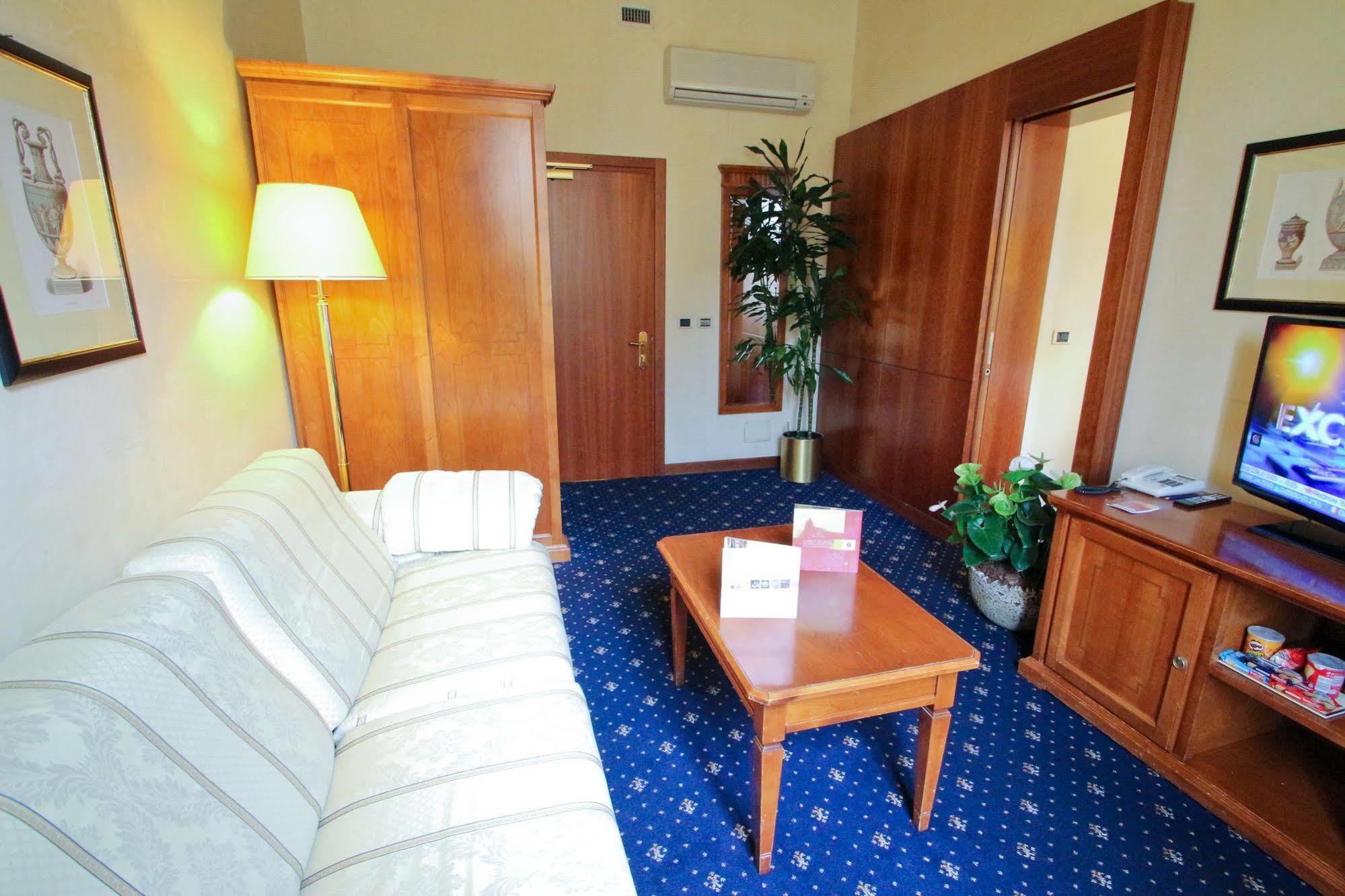 Una Hotels Empire Roma Esterno foto