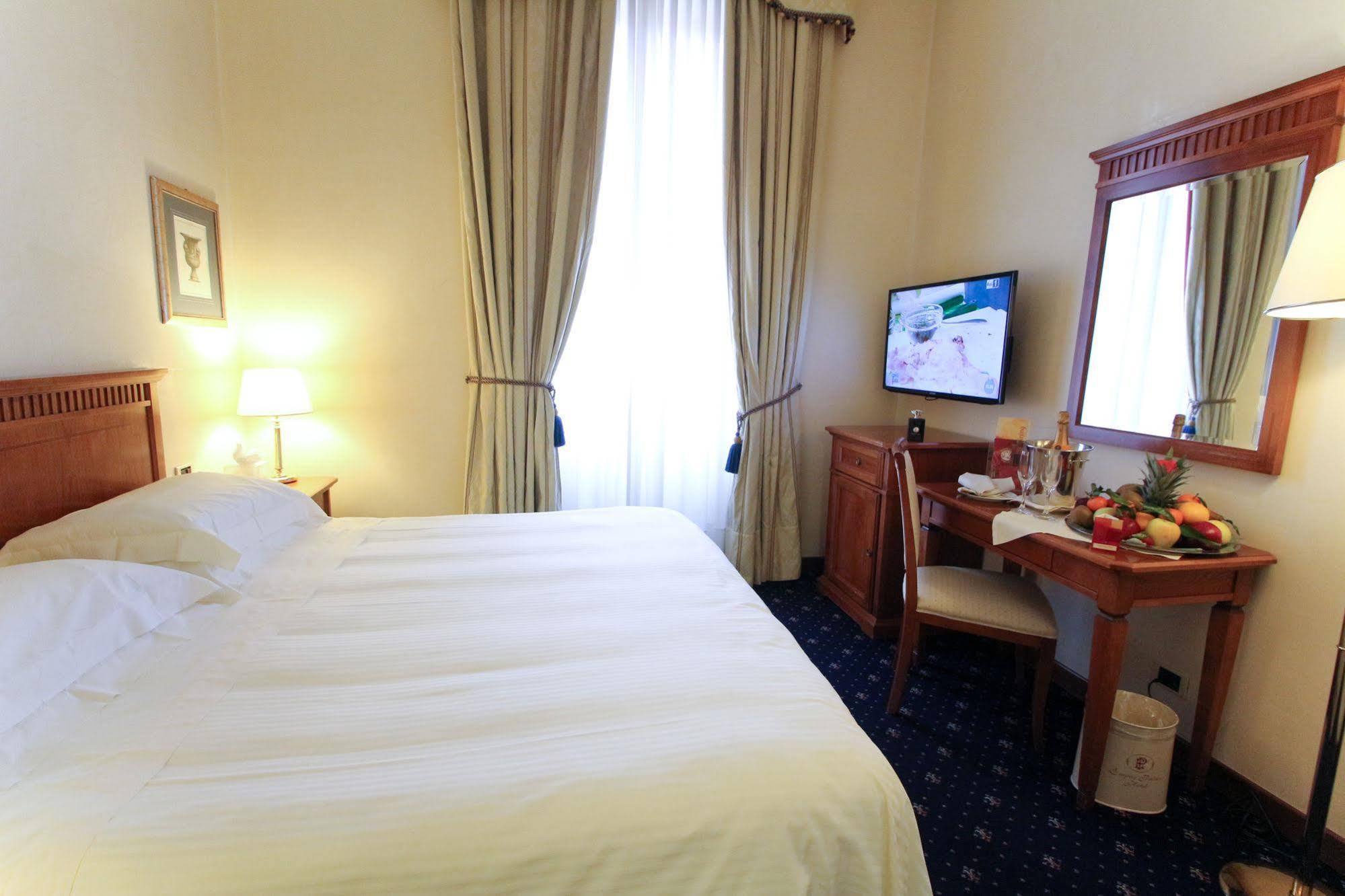 Una Hotels Empire Roma Esterno foto